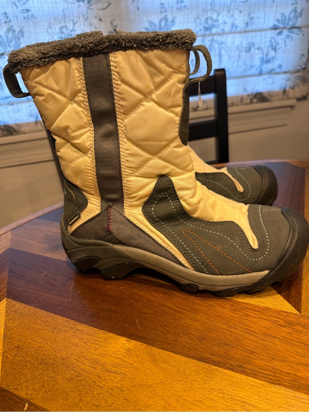 Keen Women’s Betty Waterproof 200 Gram Insulation size 8 zip boots